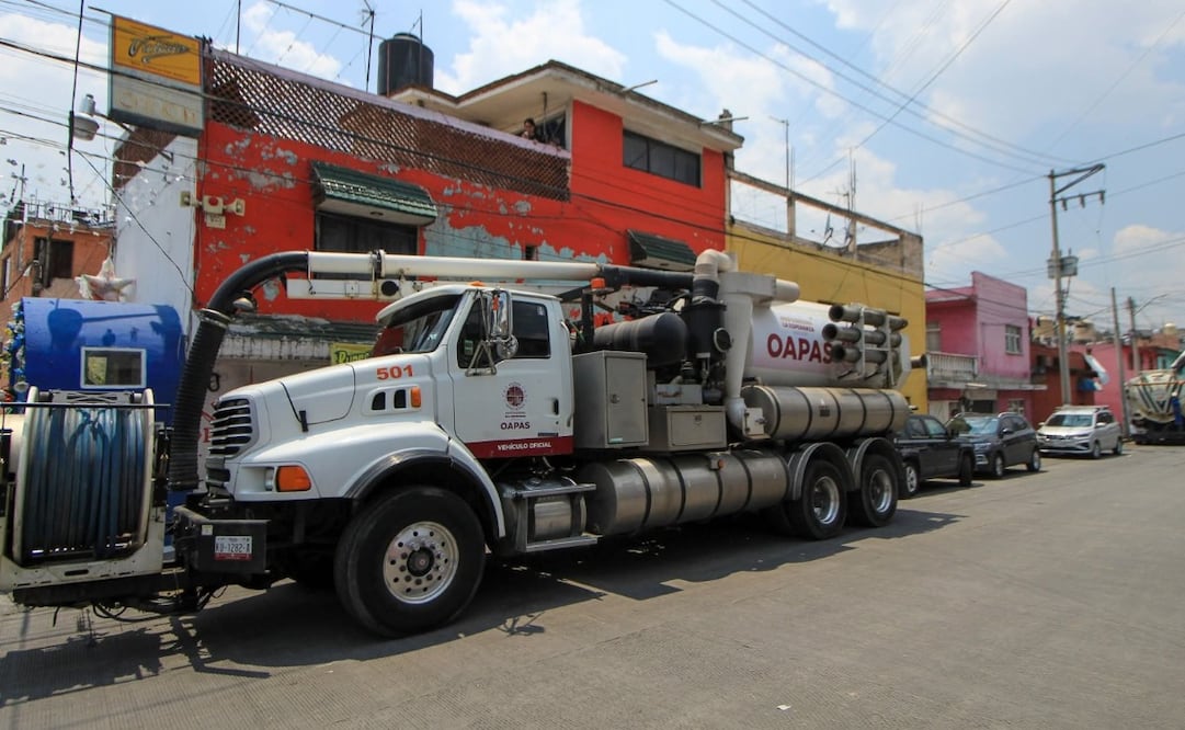 Equipos especializados trabajan en los 17 km de Periférico Norte para garantizar la movilidad en lluvias. Foto Especial