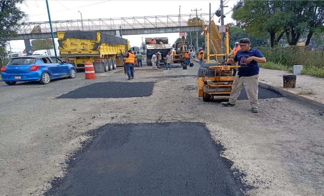 En los carriles laterales del Periférico Norte el gobierno municipal de Cuautitlán Izcalli aplicó 10 toneladas de asfalto / Foto Especiales