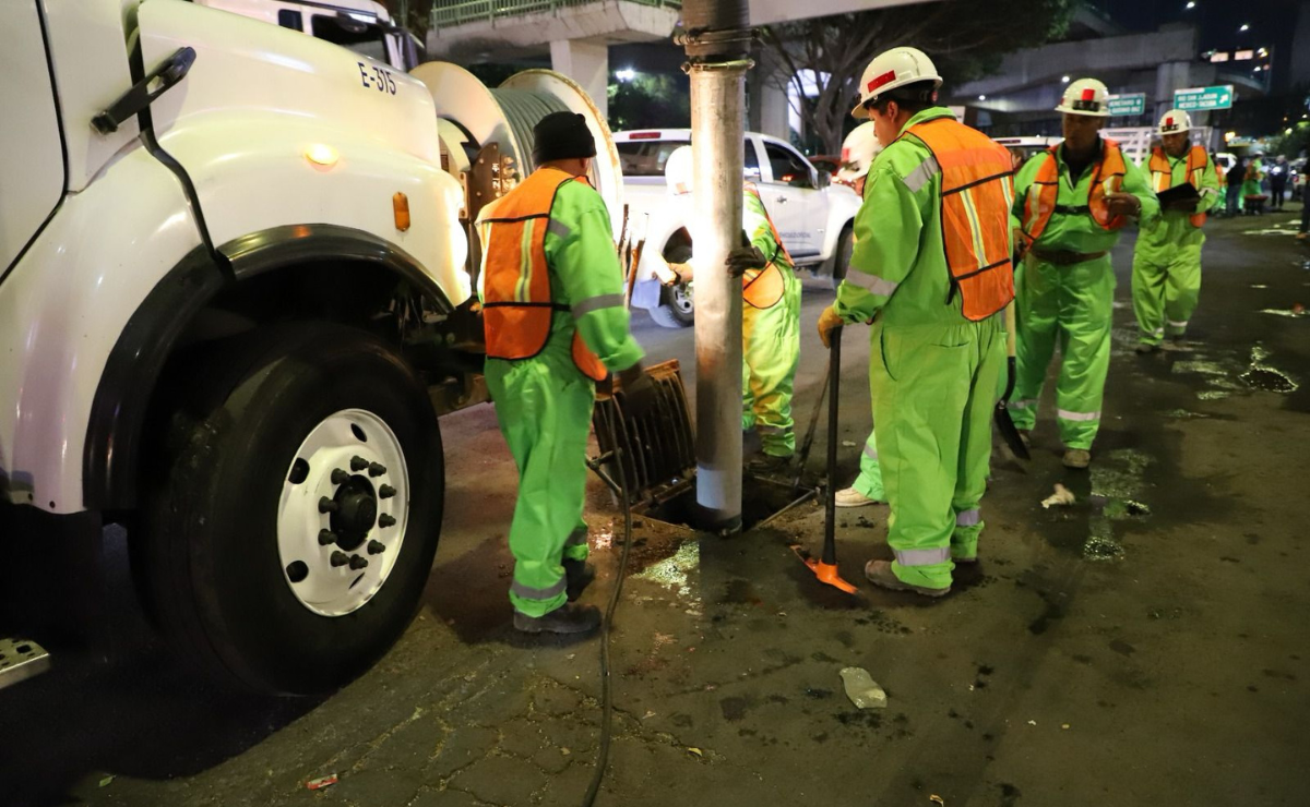Equipo hidroneumático utilizado en las labores de desazolve en el Periférico Norte de Naucalpan. Foto: Especial