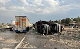 ¡Caos en la México-Querétaro! Vuelca tráiler con camionetas nuevas