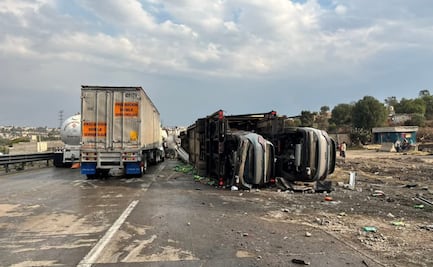 ¡Caos en la México-Querétaro! Vuelca tráiler con camionetas nuevas