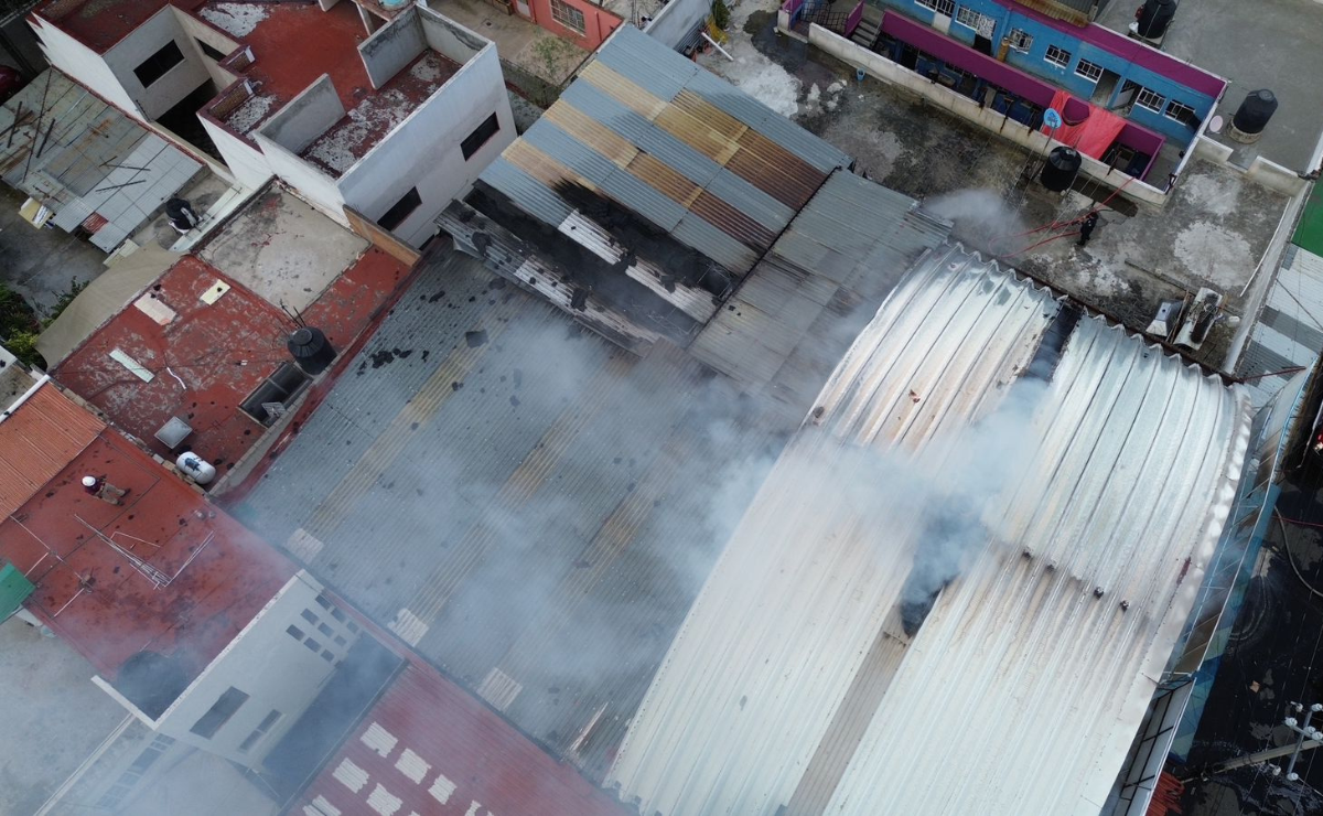 Unidades de Protección Civil y pipas de agua colaboraron en el operativo para sofocar las llamas en la bodega "Los Queretanos", sin que se reportaran heridos. Foto: Especial