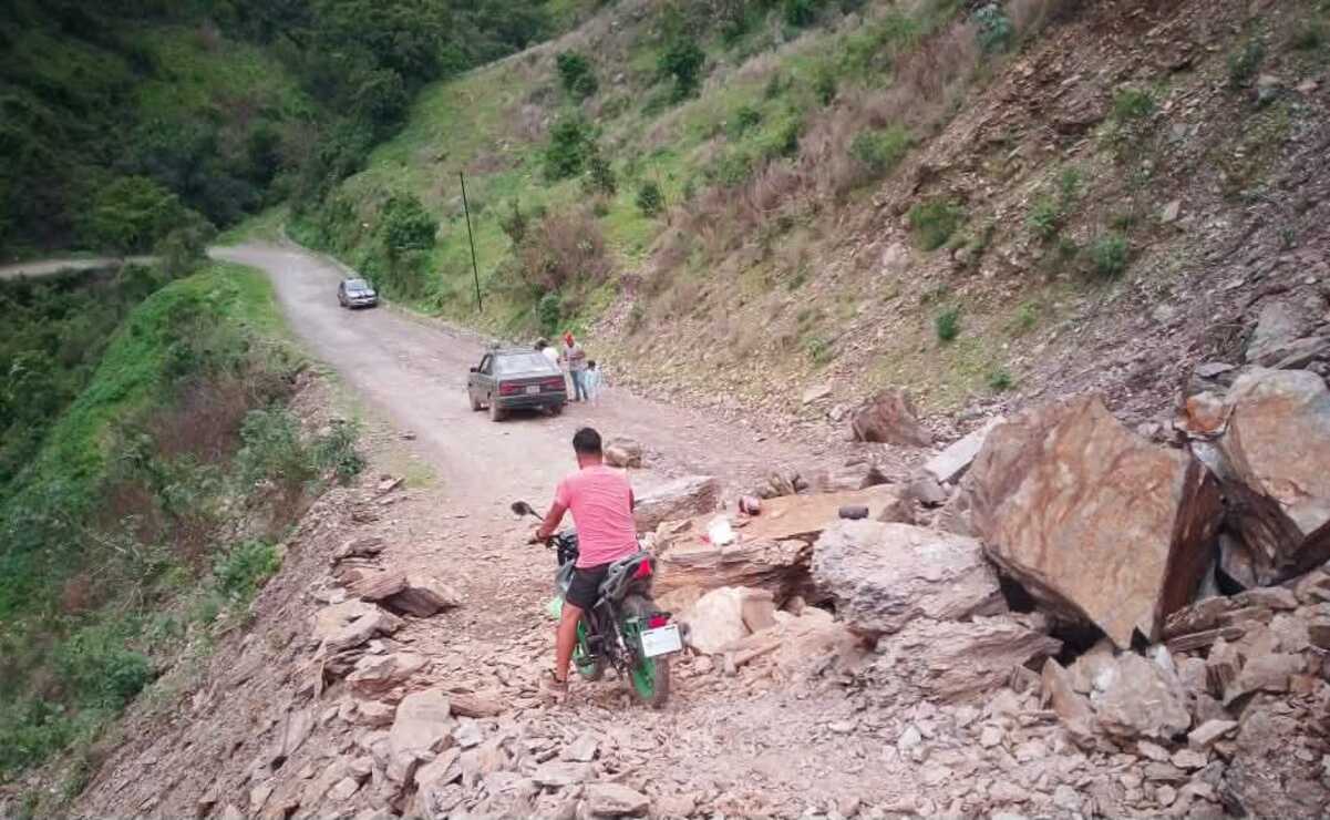 ¡Impresionante! Deslizamiento de rocas bloquea carretera en Tejupilco por lluvias