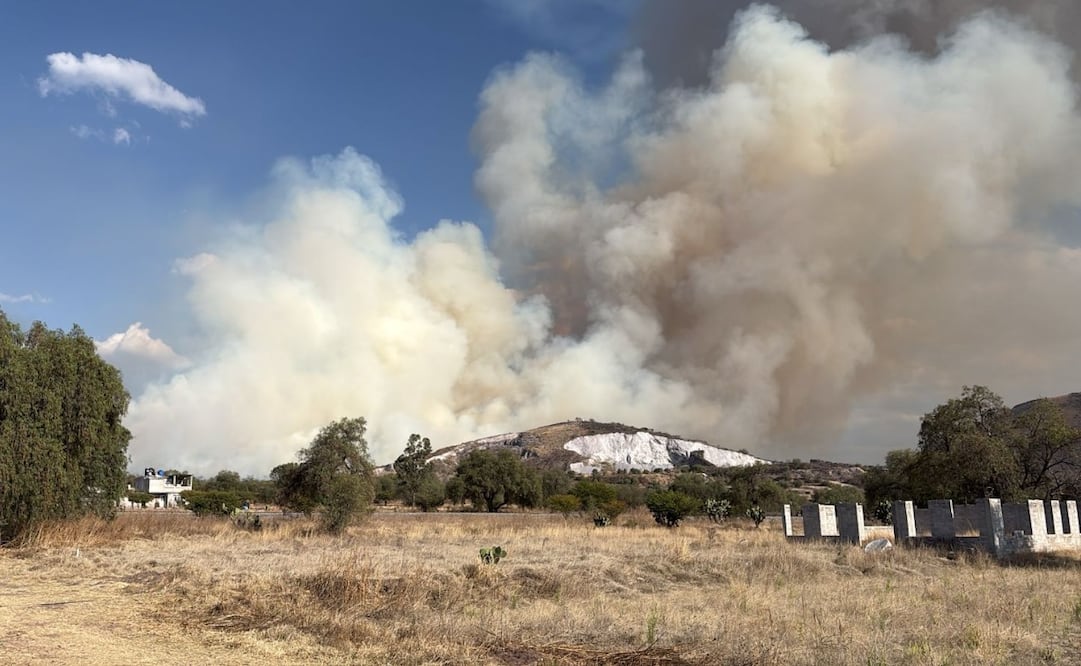 El avance de las llamas en terreno cerril pone a prueba a los cuerpos de emergencia mexiquenses. Foto Especial