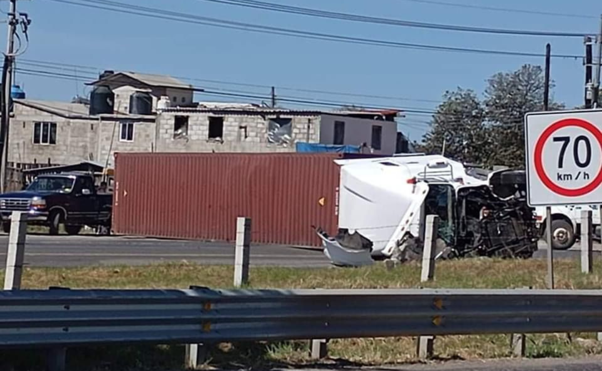 Caos total: Volcadura de tráiler paraliza la carretera Toluca-Atlacomulco