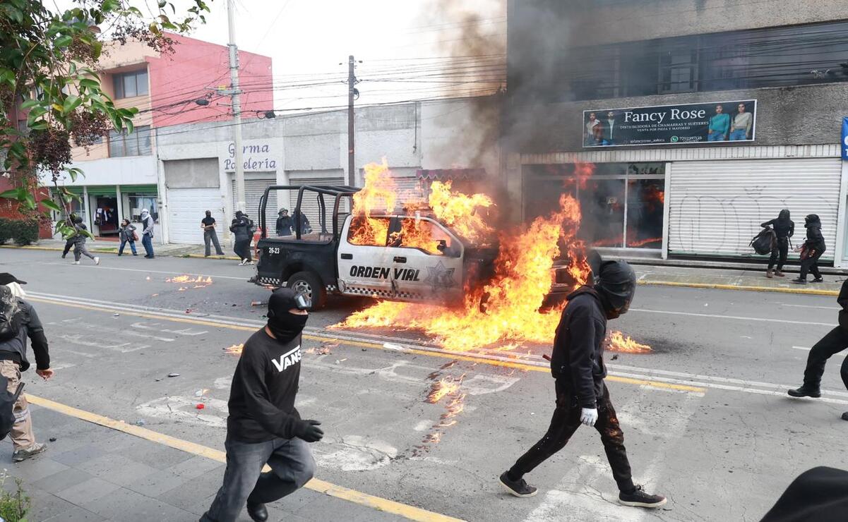 La marcha que derivó en más de 20 lesionados, una patrulla incendiada y cinco personas detenidas, y después liberadas / Foto Alejandro Vargas