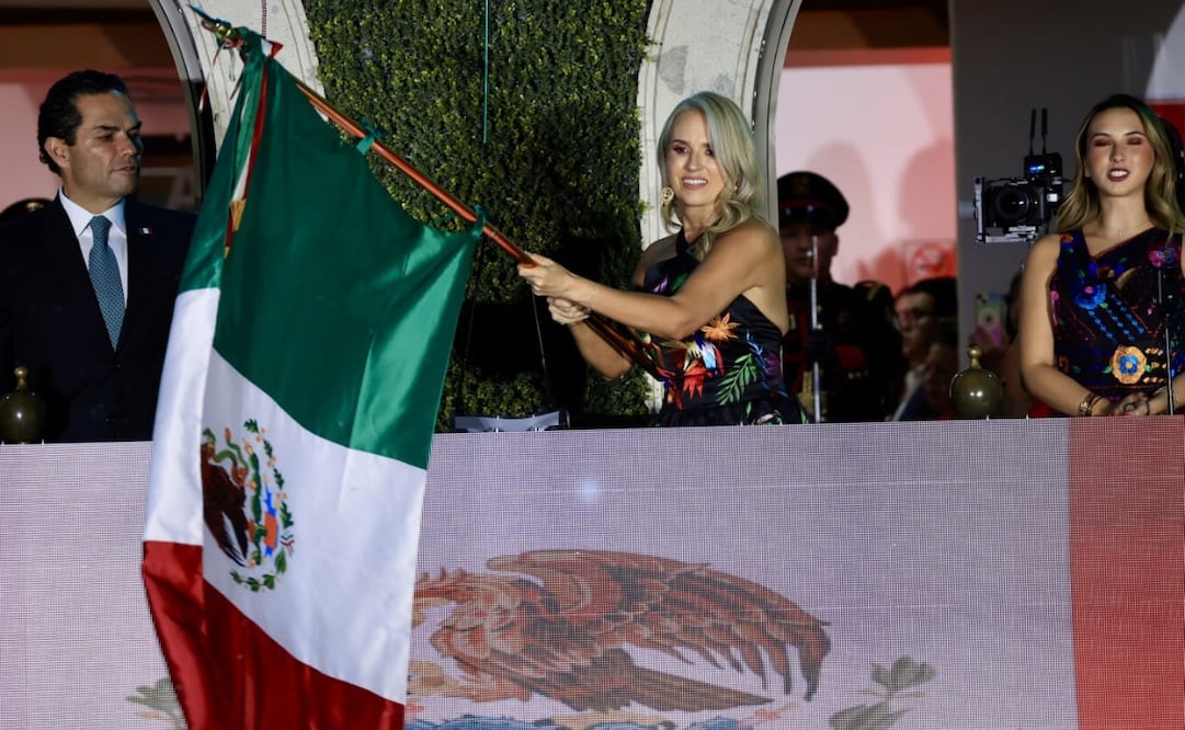 Romina Contreras Carrasco encabezó el Grito de Independencia desde el balcón del Palacio Municipal de Huixquilucan. Foto especial
