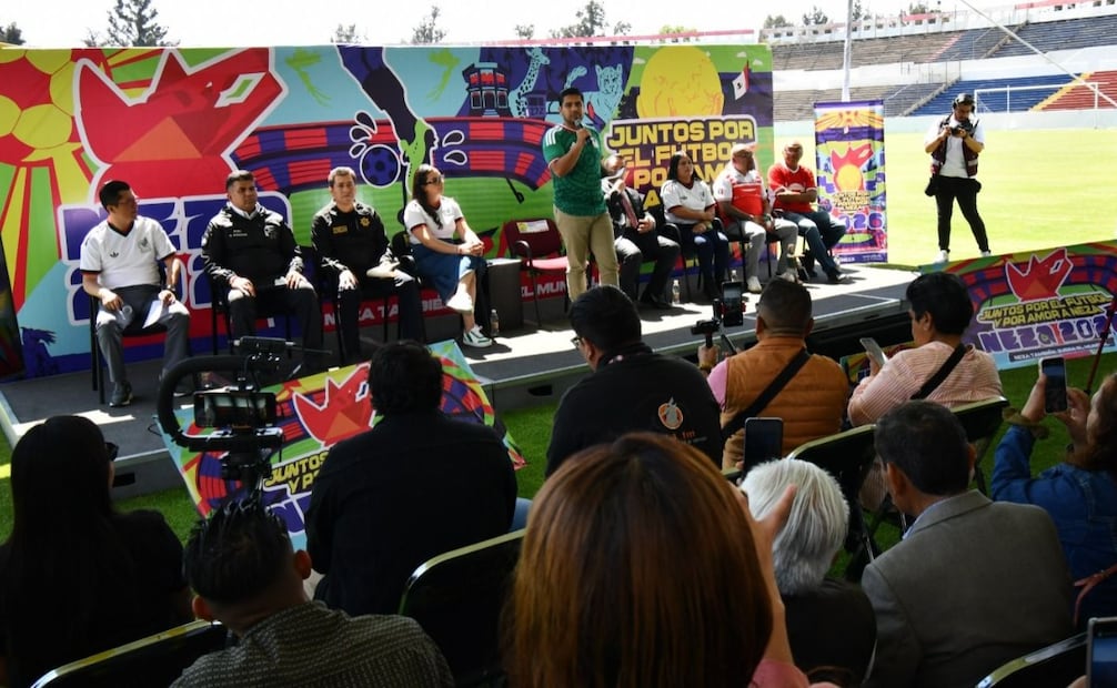 El alcalde Adolfo Cerqueda anunció gestiones con la gobernadora Delfina Gómez para rescatar el Estadio Neza 86. Foto Especial