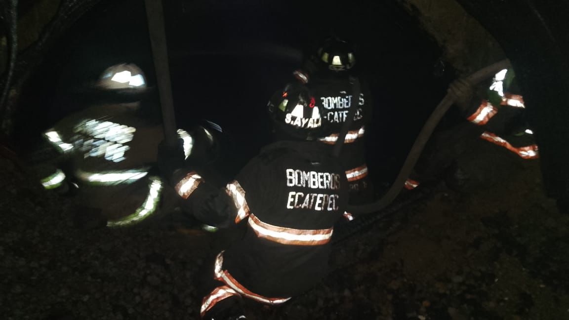 Bomberos Ecatepec trabajan en sofocar el incendio. foto Especial