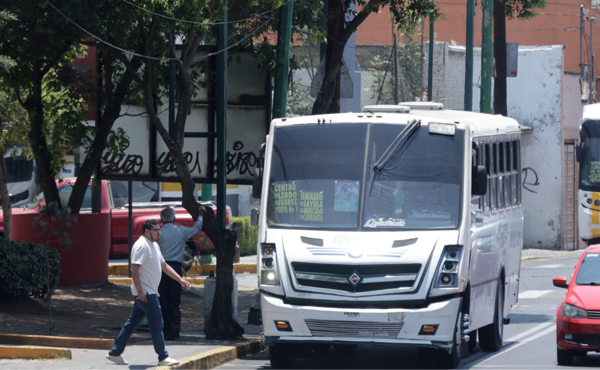 Algunos habitantes toman hasta cuatro camiones para ir y venir de su trabajo o escuela. Foto: Especial