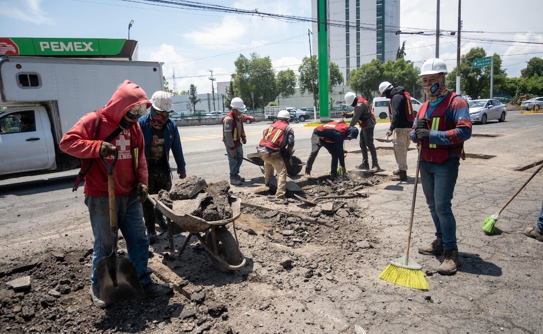 Actualmente operan 48 frentes de bacheo de forma simultánea en todo el municipio de Toluca. Foto. Especial