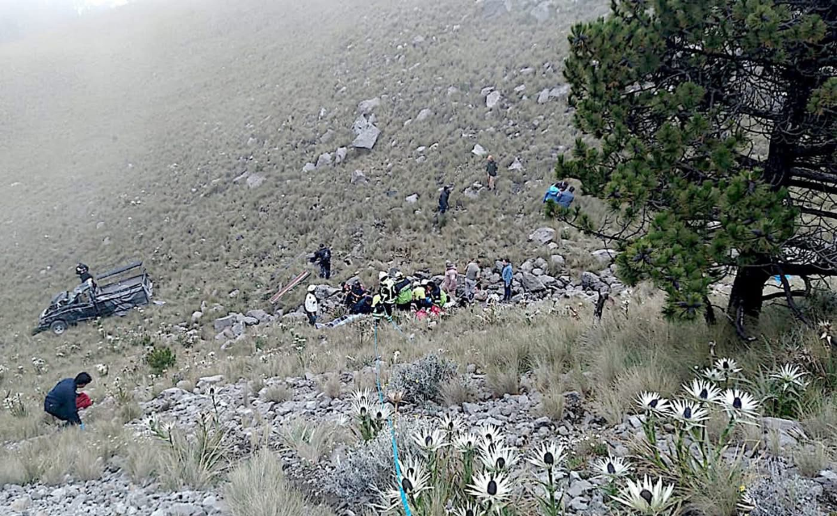 Una camioneta con turistas cayó a una barranca en el Nevado de Toluca, dejando a 10 personas heridas, incluyendo a un menor de edad y un extranjero. Foto: Especial