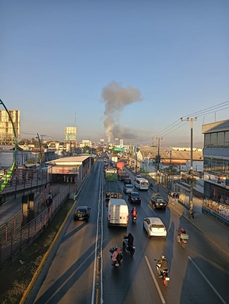La emergencia generó una columna de humo visible desde la Vía José López Portillo. Se confirma que no hubo lesionados durante el incidente. Foto Especial