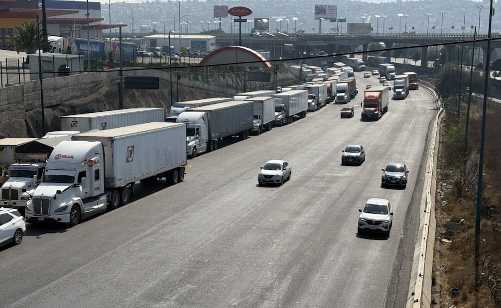 Unidades de carga pesada bloquean tres carriles de la autopista México-Querétaro en dirección al Parque Industrial. Foto Arturo Contreras / El Universal