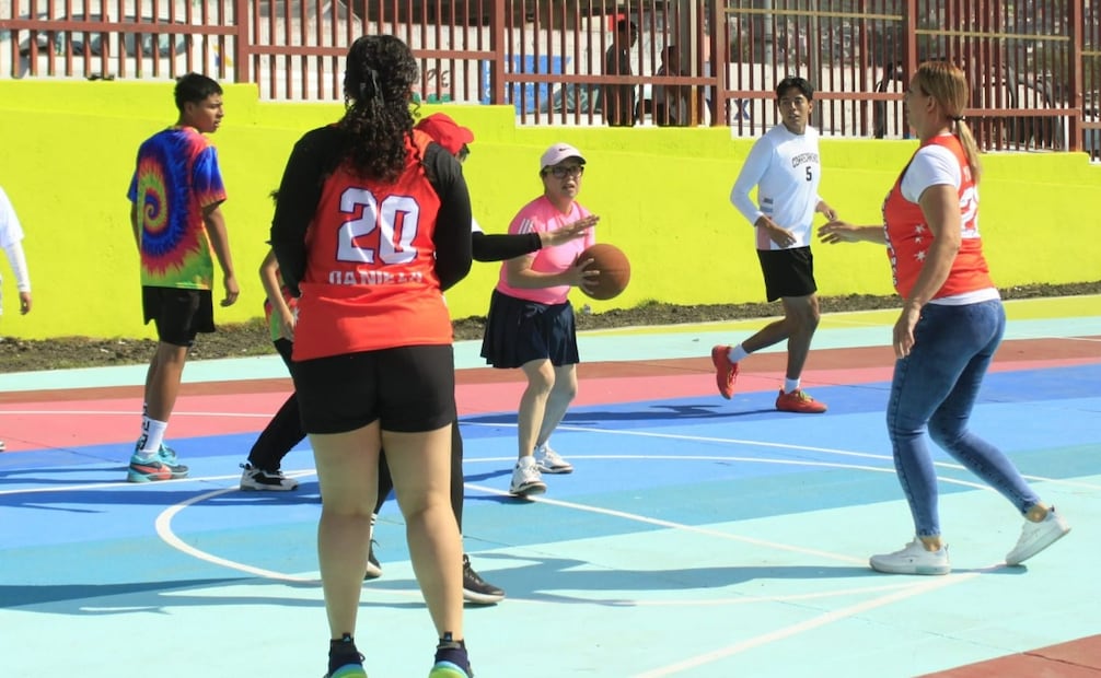 El colectivo Boa Mistura intervino las canchas del deportivo San Andrés con un mural multicolor que forma la palabra "LUZ". Foto Especial