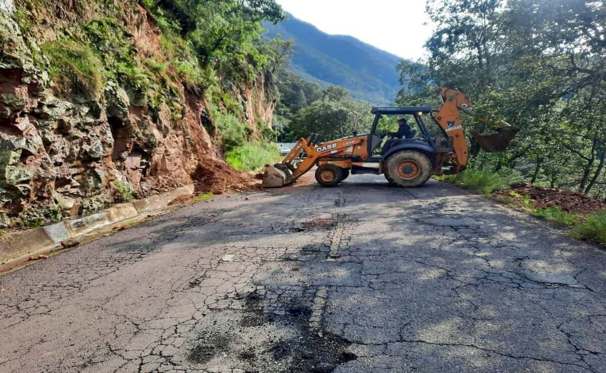 Cuatro carreteras mexiquenses fueron afectadas por el derrumbe en "La Toma". Foto: Especiales.