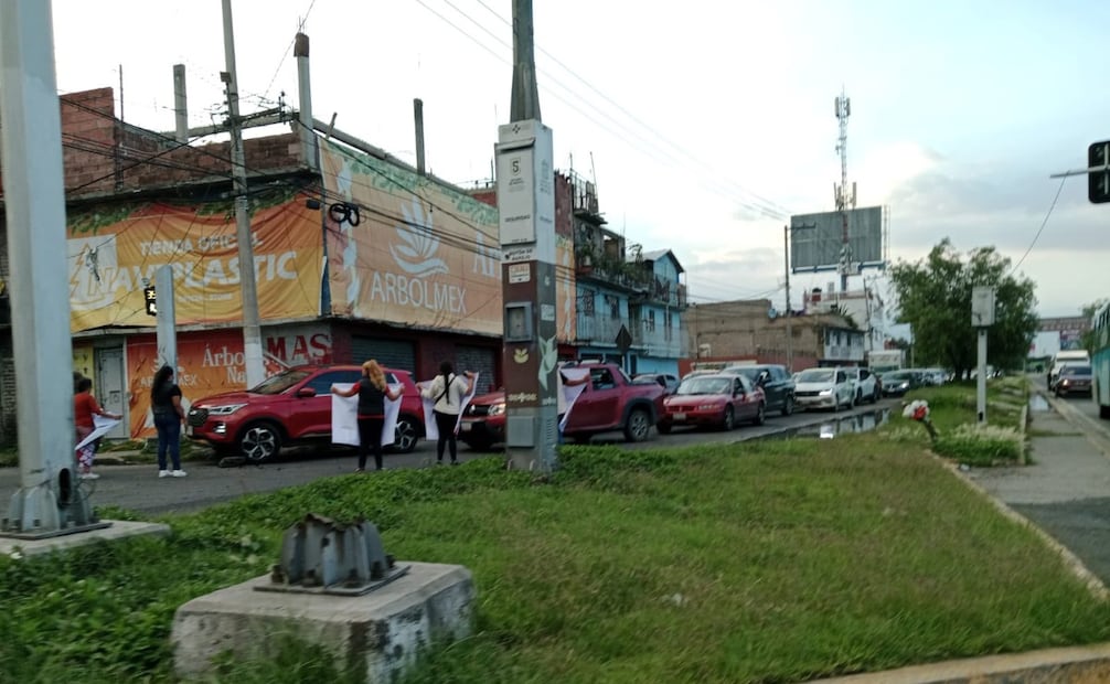 Familiares y manifestantes bloquean el entronque de la avenida Central y R-1 en demanda de justicia y localización. Foto Especial