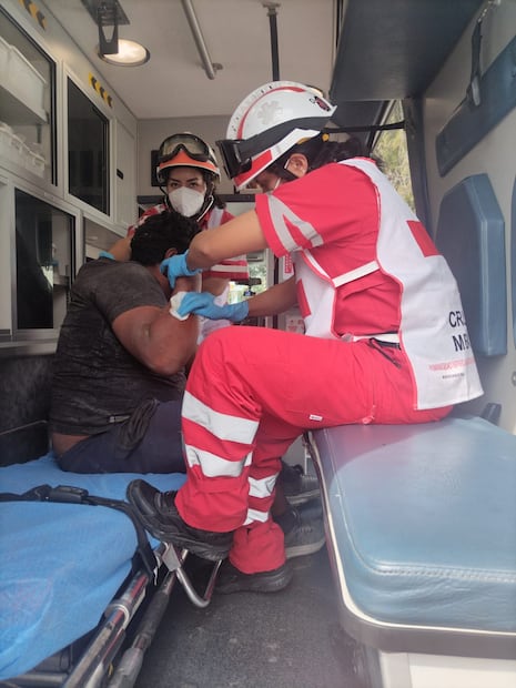 Personal de Cruz Roja Toluca movilizó dos ambulancias cuyos paramédicos atendieron a dos personas lesionadas. Foto: especial