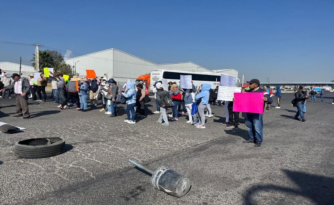 Un grupo de aproximadamente 50 vecinos se manifestaron en la carretera México-Querétaro para denunciar abusos policiales. Foto: Especial