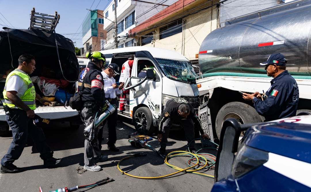 Una unidad de transporte público se impactó contra una pipa de agua en Ecatepec, dejando 10 heridos. Foto: Hugo Salvador