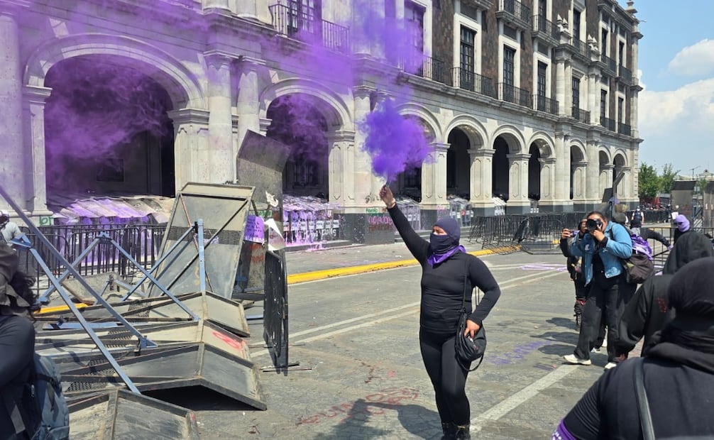 Manifestantes derribaron vallas frente a Palacio de Gobierno para visibilizar su exigencia de justicia y seguridad. Foto Alejandro Vargas / El Universal