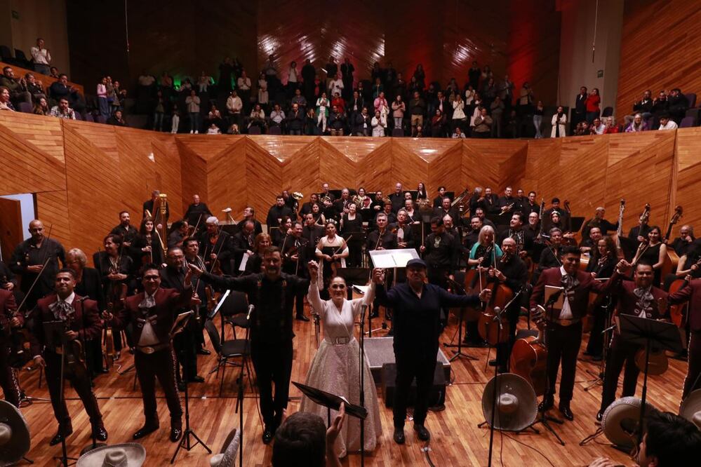 La OSEM entono melodías como: “La noche y tú”, “Renunciación”, “Esclavo y amo”, “Mi ciudad”, “El pastor”, “Qué bonita es mi tierra”, “Cucurrucucú”, “Cielo rojo” y “El cascabel”. Foto: Especial