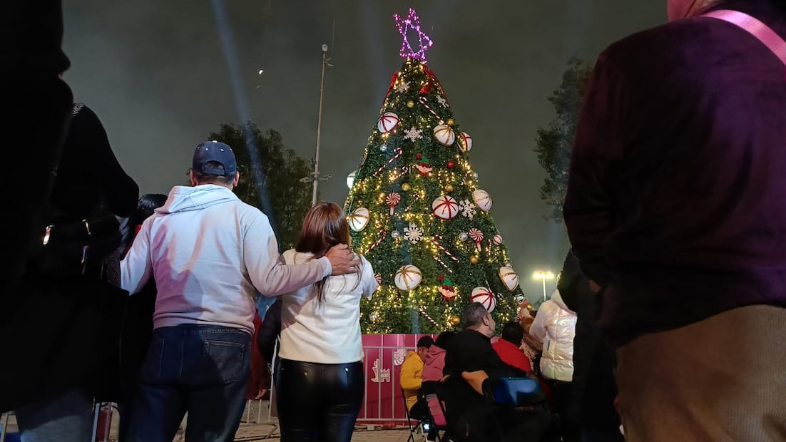 l presidente municipal Isaac Montoya encabezó el encendido del árbol navideño en la explanada, dando inicio a las celebraciones decembrinas con fuegos artificiales, música y verbena popular. Foto Especial