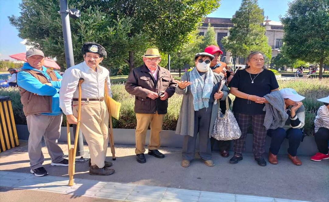 Los pensionados protestaron afuera de Palacio de Gobierno / Foto: Macrina Vázquez
