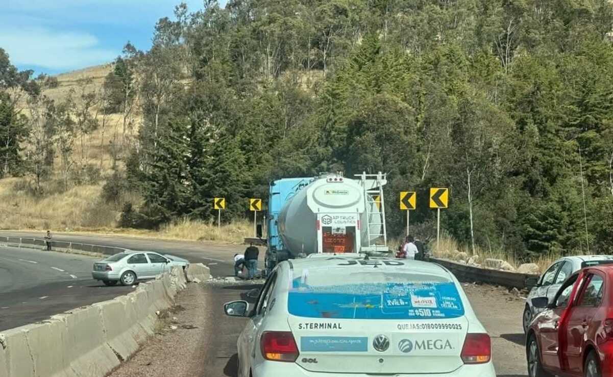 Un taxi y un vehículo particular chocaron en la carretera Atlacomulco-Acambay. Foto: Especial