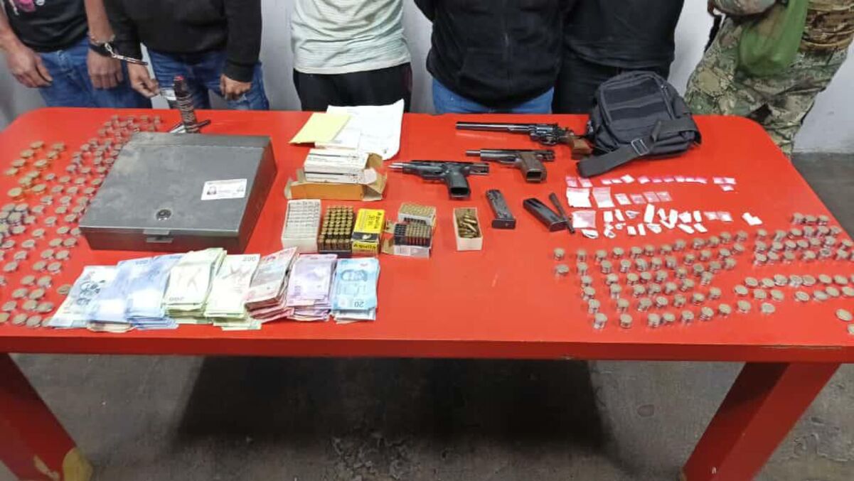 Elementos de corporaciones federales, estatales y municipales arrestaron a cinco sujetos vinculados al grupo delictivo La Chokiza en un establecimiento comercial de la colonia Héroes de Granaditas