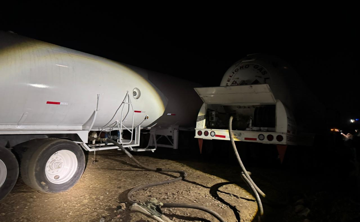 Gracias a una denuncia ciudadana, autoridades lograron ubicar y desmantelar una toma clandestina de hidrocarburo en Soyaniquilpan, asegurando tres vehículos. Foto: Especial