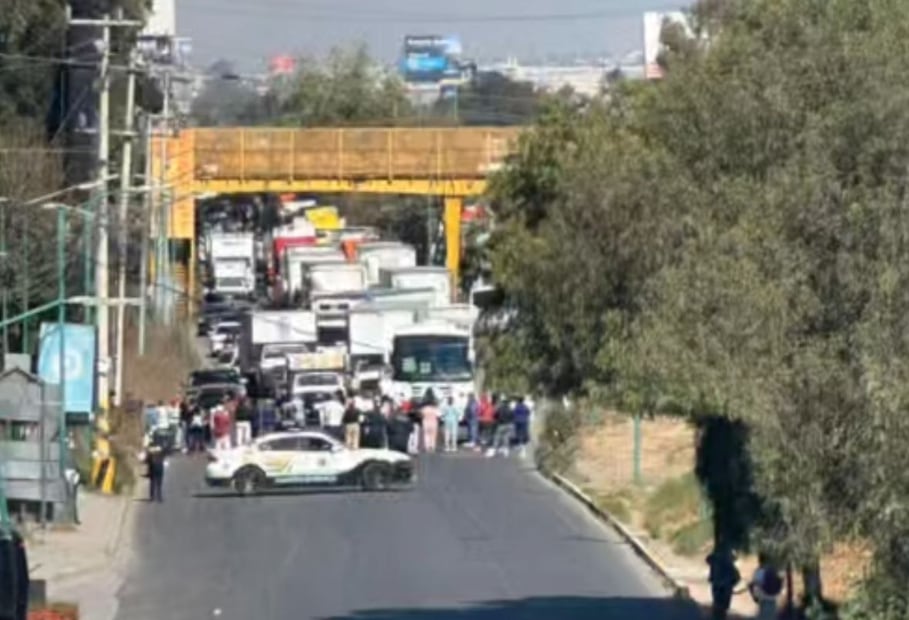“¡Queremos agua!” y “Operagua solución”, son algunas de las consignas que señalan el grupo de aproximadamente 50 vecinos que impiden el paso de vehículos. Foto: especial