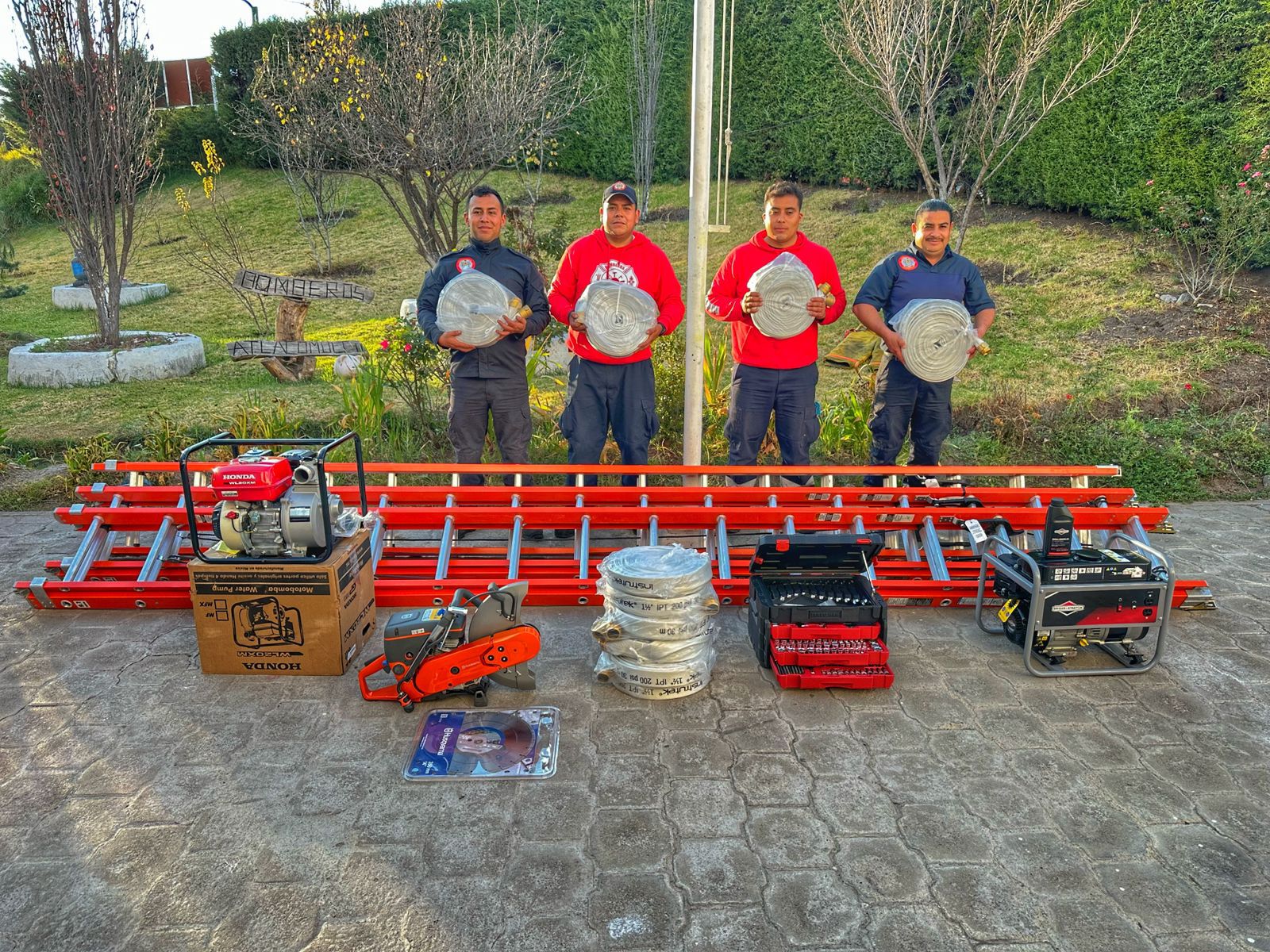 Atlacomulco fortalece a su cuerpo de bomberos con equipamiento de última generación. Foto Especial