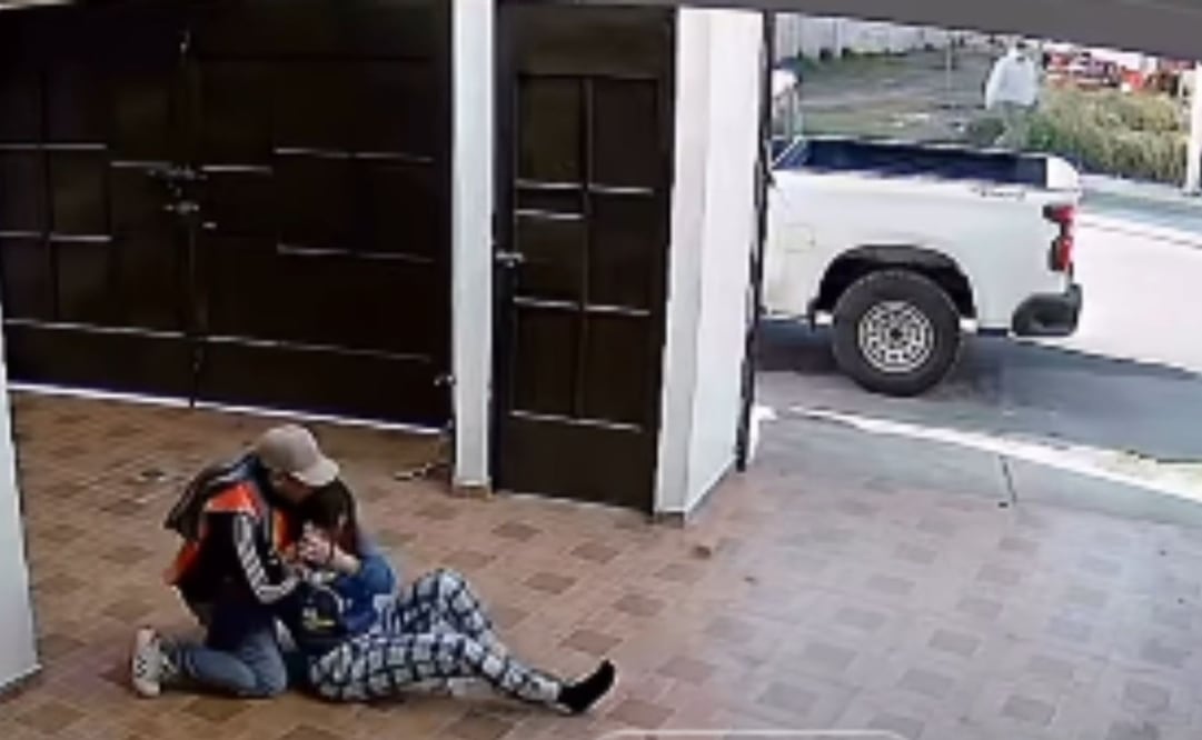 Cámaras de seguridad interna registraron el forcejeo inicial cuando el primer agresor irrumpió en la vivienda de Evelyn. Foto Especial