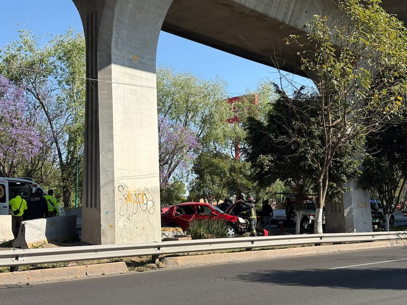 Al sitio llegaron paramédicos y bomberos para dar apoyo y agilizar la circulación. Foto. Arturo Contreras. El Universal