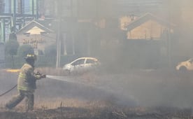 Bomberos de Metepec combaten tres incendios de pastizal simultáneos