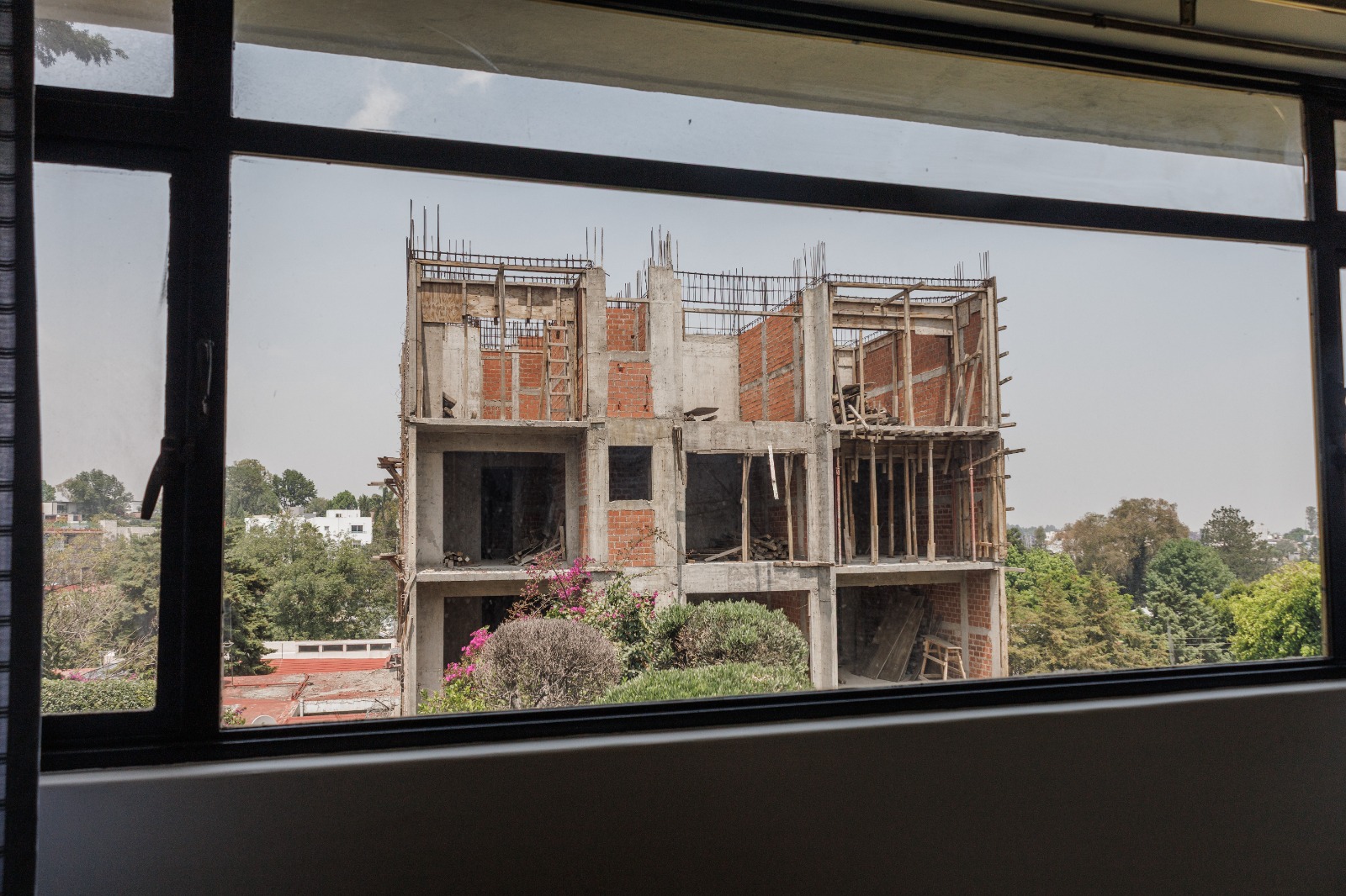 Los edificios tapan la luz solar, causan humedad y afectan la generación de energía de las casas. Foto Yaretzy M. Osnaya