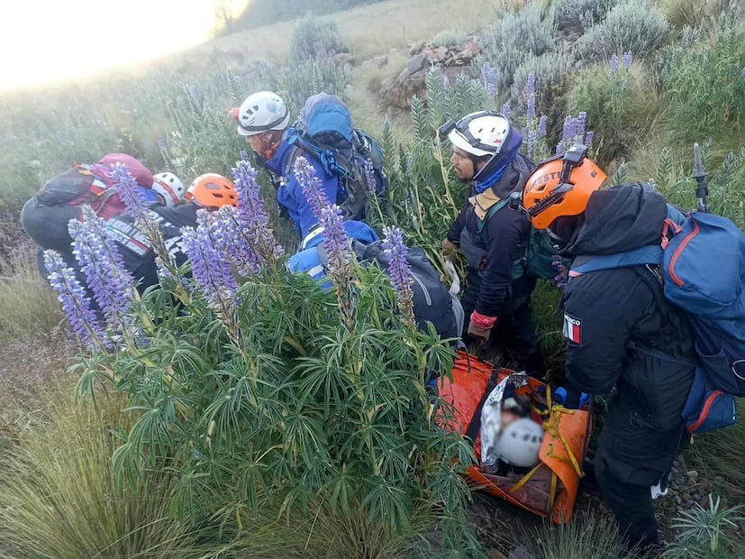 La mujer, de 29 años, fue localizada con una probable lesión en el tobillo mientras descendía por la Ruta de Ayoloco. Foto especial