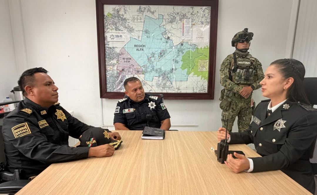 Los comisarios de Ecatepec, Acolman y San Salvador Atenco durante la mesa de trabajo donde sellaron la nueva alianza de seguridad intermunicipal. Foto Especial