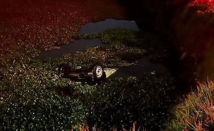 Rescatan con vida a tres hombres tras caer su auto a canal de aguas negras en San Mateo Atenco