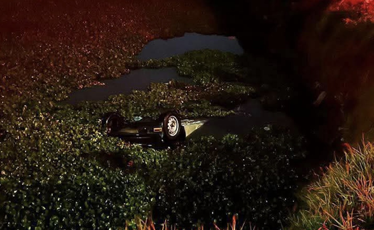 Tres hombres fueron rescatados con vida después de que su automóvil cayera a un canal de aguas negras / Foto Especial