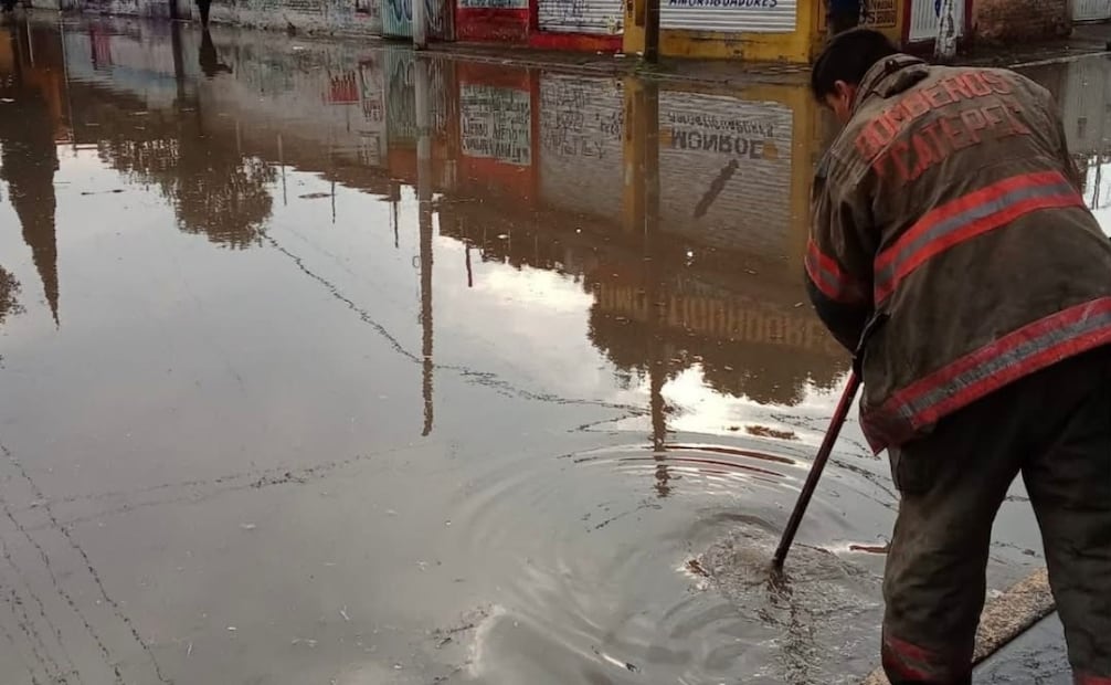 Elementos del Operativo Tormenta supervisaron el nivel del agua a la altura de "La Costeña" para garantizar la circulación. Foto Especial