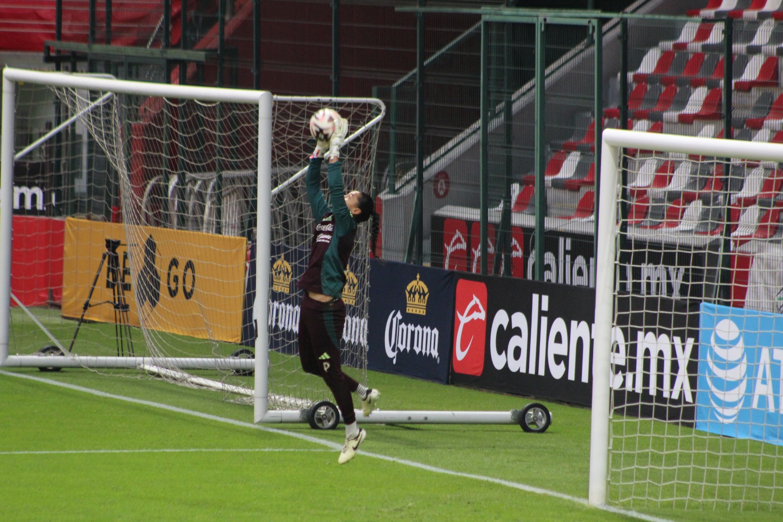 La Selección Nacional Femenil realizó entrenamientos en el Nemesio Diez. Foto Miguel García