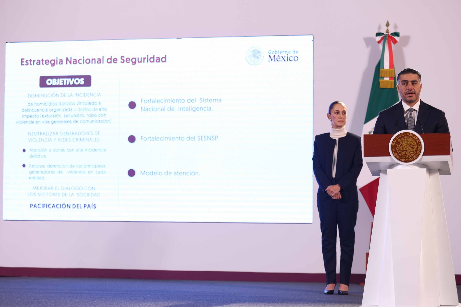 La presidenta Claudia Sheinbaum y el secretario de Seguridad, Omar García Harfuch, presentaron los cuatro pilares de la estrategia nacional para combatir la inseguridad. Foto Diego Simón Sánchez