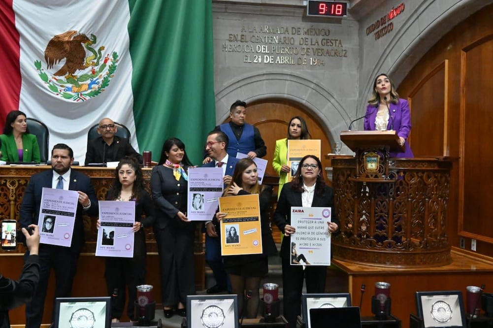 Diputadas de diversas bancadas celebran la aprobación unánime de la Ley Vicaria en el Estado de México. Foto Especial