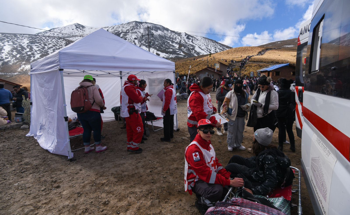 ¡La montaña es hermosa, pero peligrosa! Cientos de personas atendidas por mal de montaña en el Nevado de Toluca. Foto: Especial