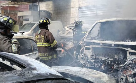 Video: Bomberos de Toluca sofocan incendio en taller mecánico en la colonia Parques Nacionales