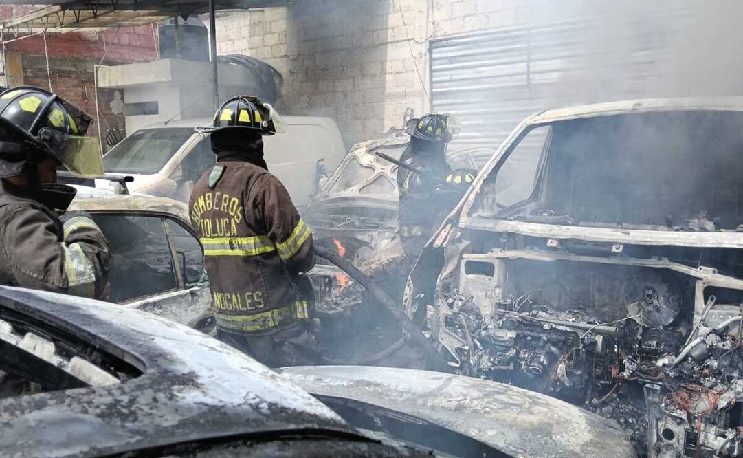 El incendio en el taller mecánico de Toluca, provocó únicamente pérdidas materiales, sin reportar personas lesionadas. Foto: Especial