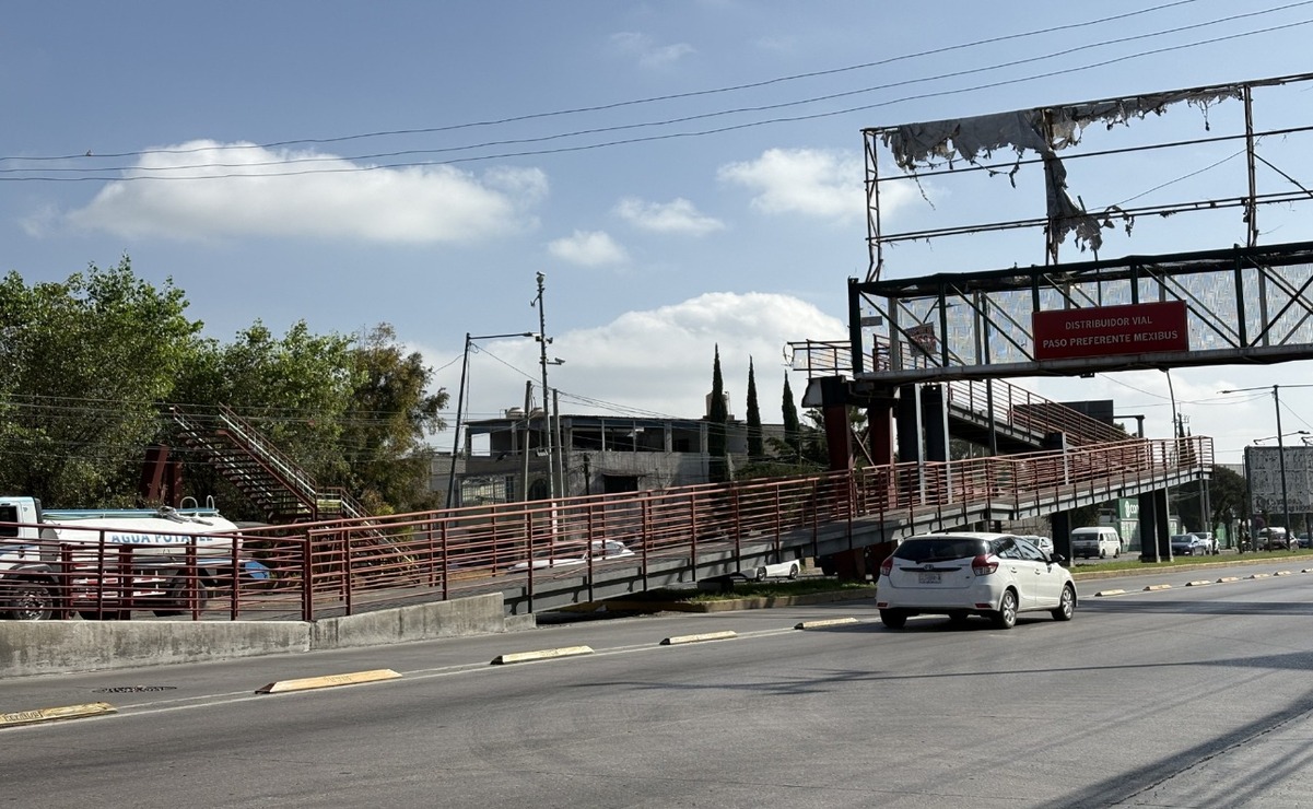 Hace unas semanas un indigente subió y se sentó en la orilla del puente fracturado / Foto Arturo Contreras
