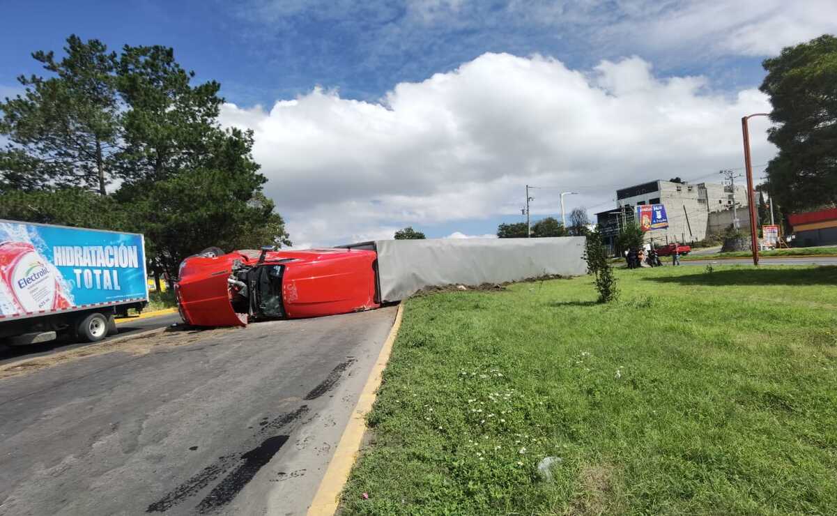 Un tráiler volcó está mañana sobre el Circuito Vial Jorge Jiménez Cantú con dirección a Toluca. Foto: Michelle Sánchez